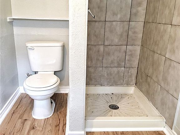 5th image of 902 W Lakeside Dr APT C