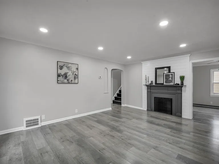 15907 Walden Ave — Photo 4