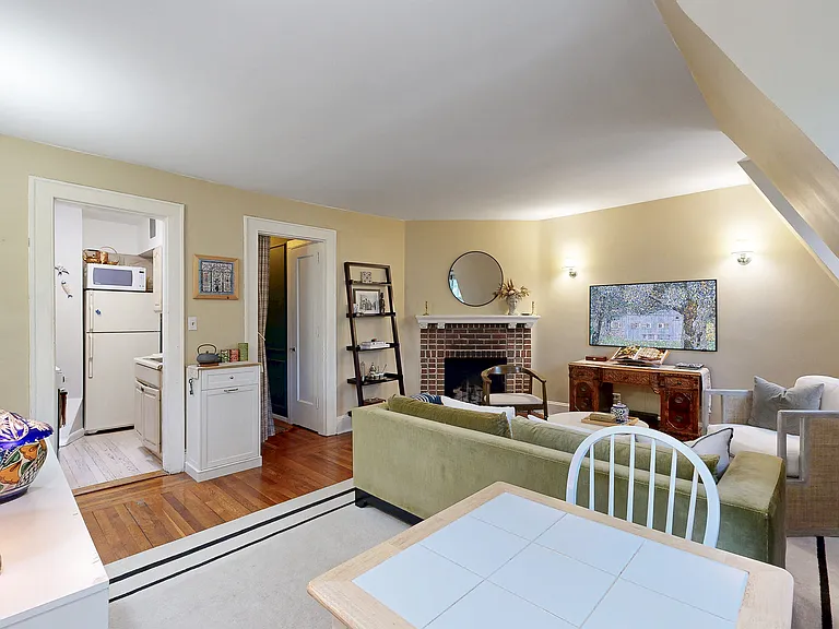 291 Burns St #2 — Photo 4
