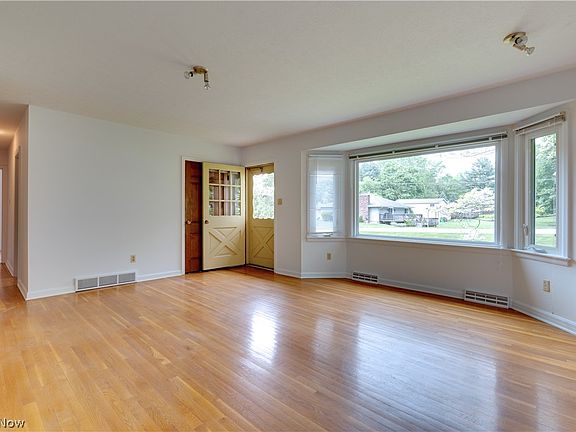 4th image of 1042 Hillcrest Dr