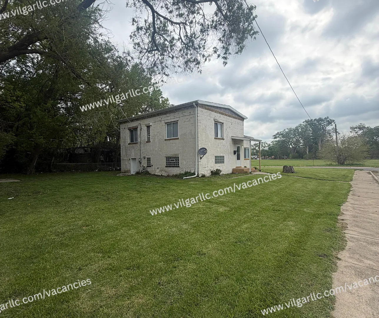 Newly Renovated 4 Bedroom 2- Bathroom 3 story Home — Photo 3