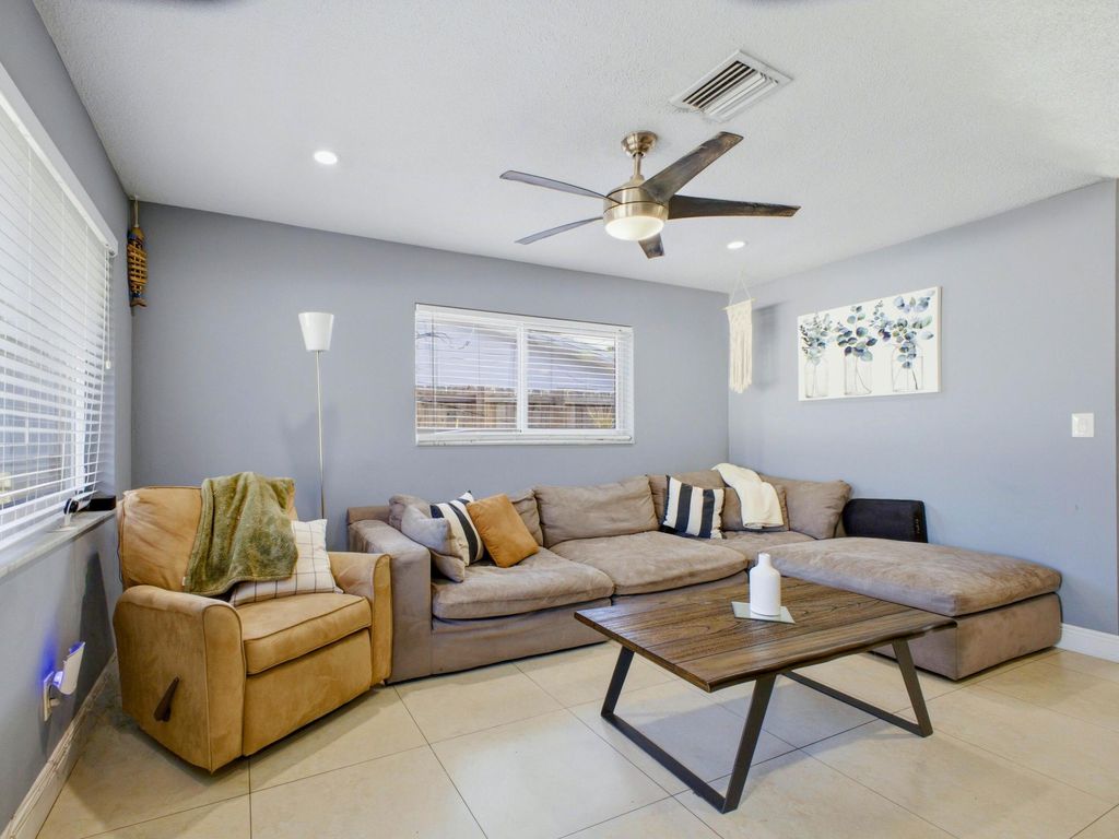 451 SE 1st Avenue #A-B, photo 8