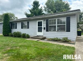17 Sommerset Dr, Jacksonville, IL 62650