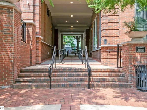10 E Washington St APT 2J, Greenville, SC 29601