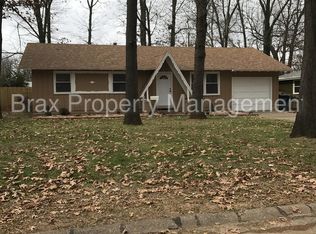 925 S Devonshire Dr, Springfield, MO 65802