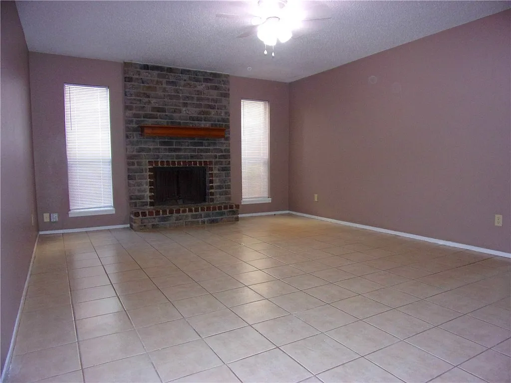 2 bed, 1.5 bath, 1417 sqft, $1,250 — Photo 3