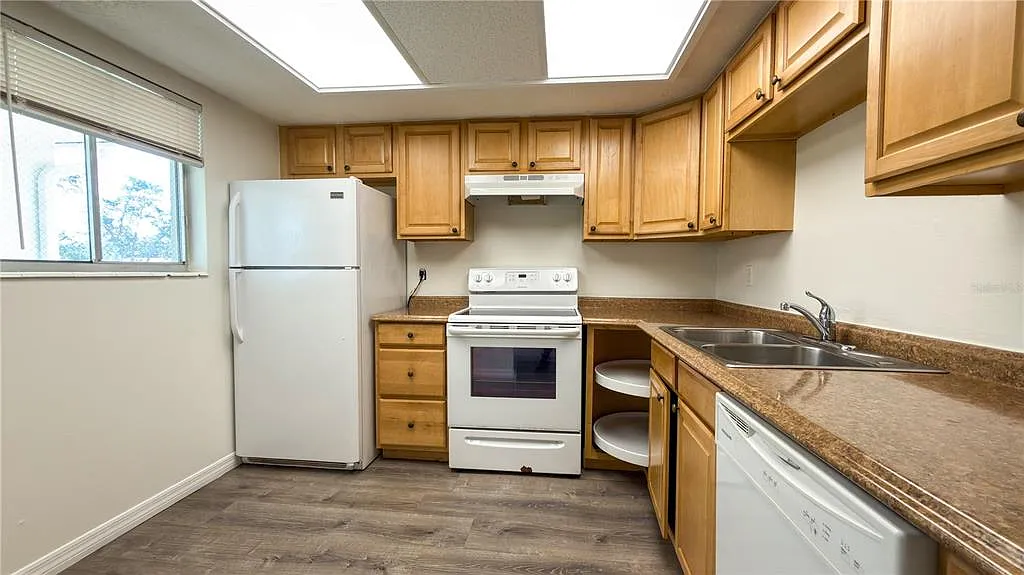 2 bed, 2.0 bath, 977 sqft, $1,550 — Photo 4