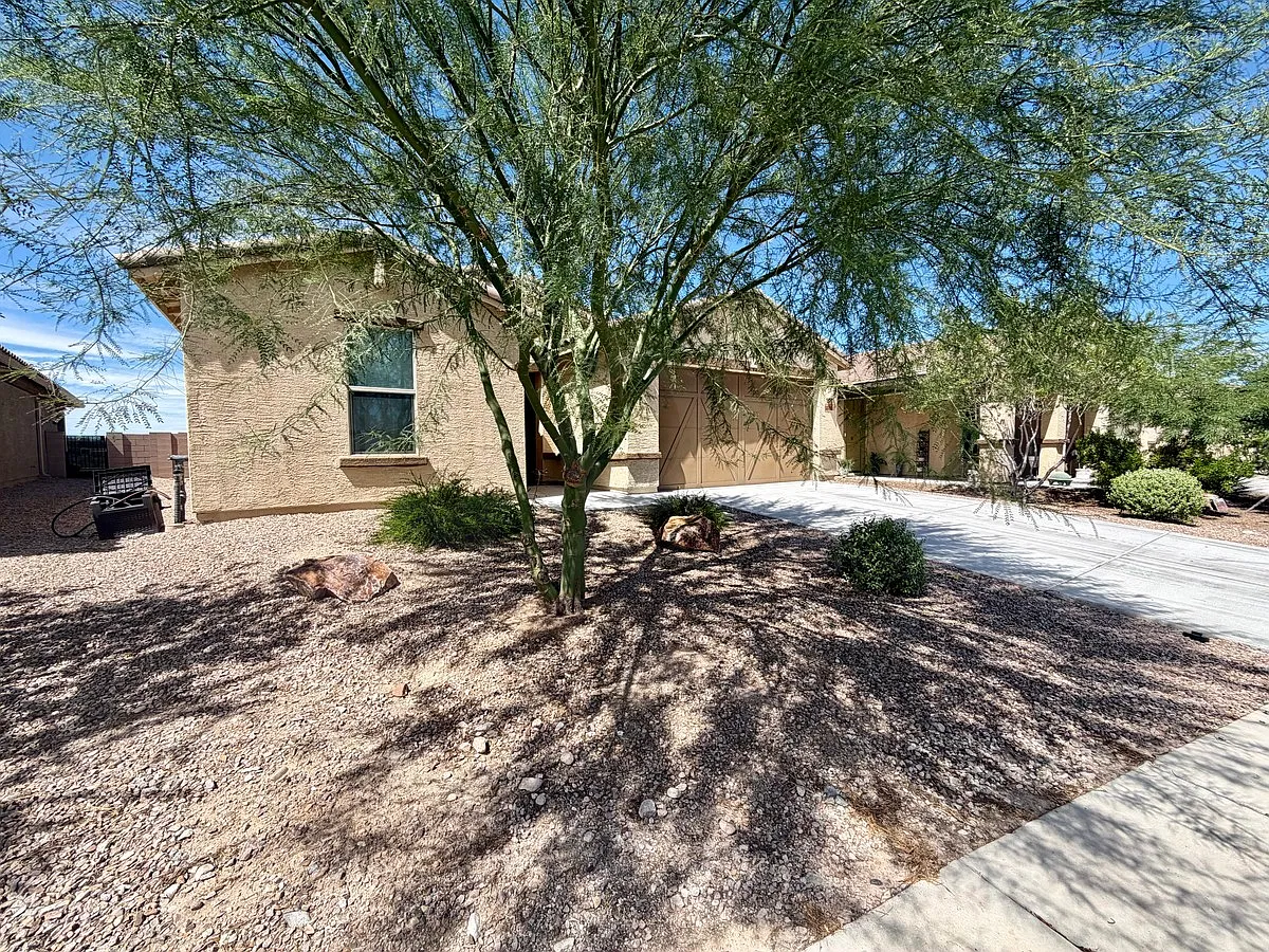 3 bed, 2.5 bath, 2375 sqft, $2,350 — Photo 2
