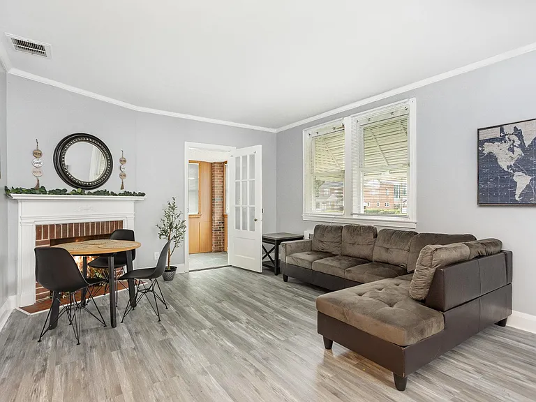 LIVING ,DINING COMUN S