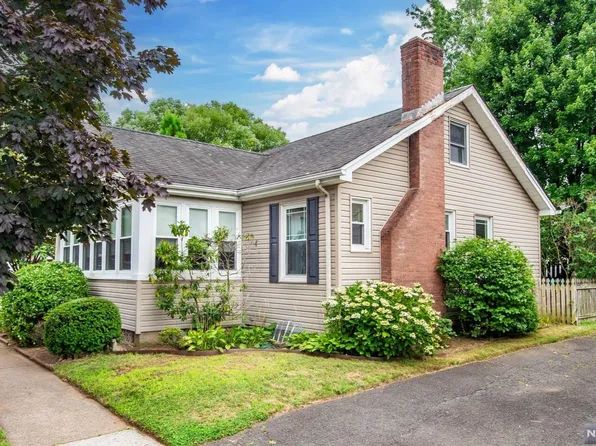 45 Willard Ave, Totowa, NJ 07512