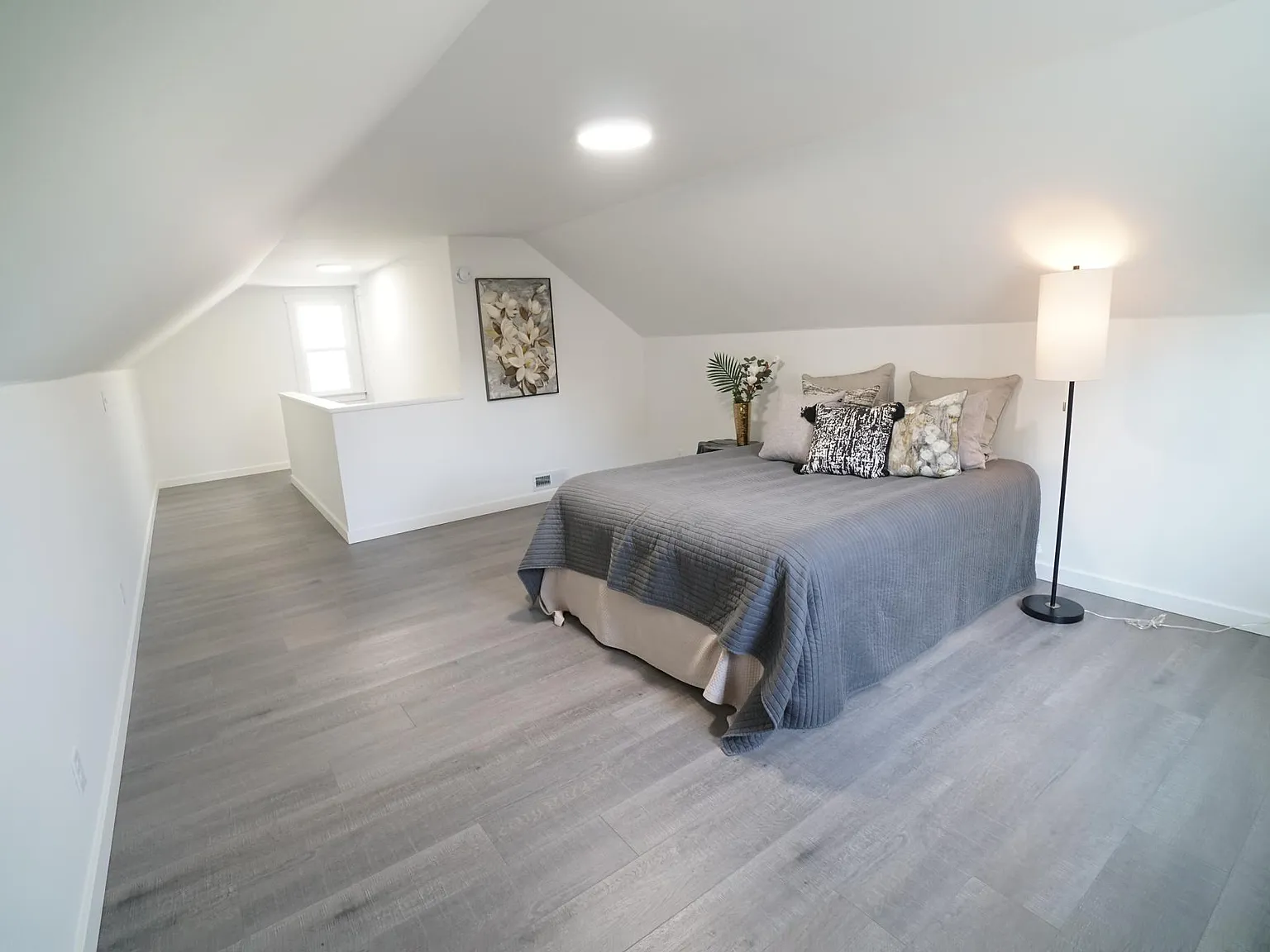 5 bed, 2400 sqft, $3,399 — Photo 4