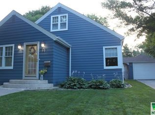 327 1st Ave SE, Sioux Center, IA 51250
