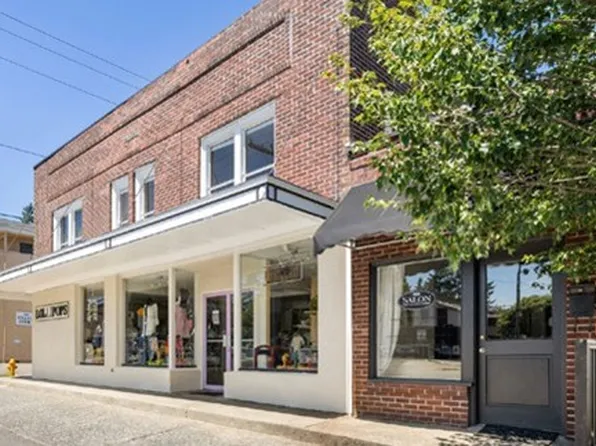 2038 SW 152nd St, Seattle, WA 98166