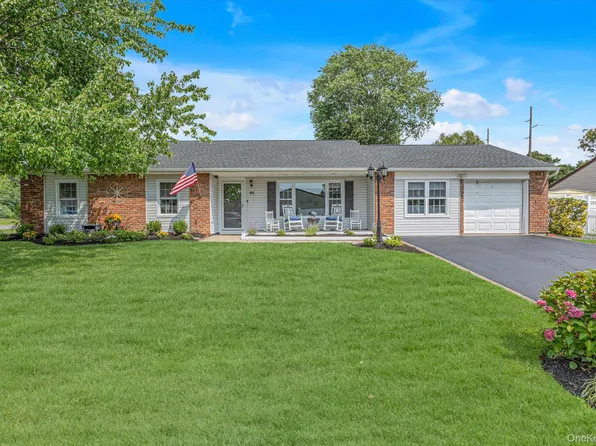 92 Sequoia Way, Holbrook, NY 11741