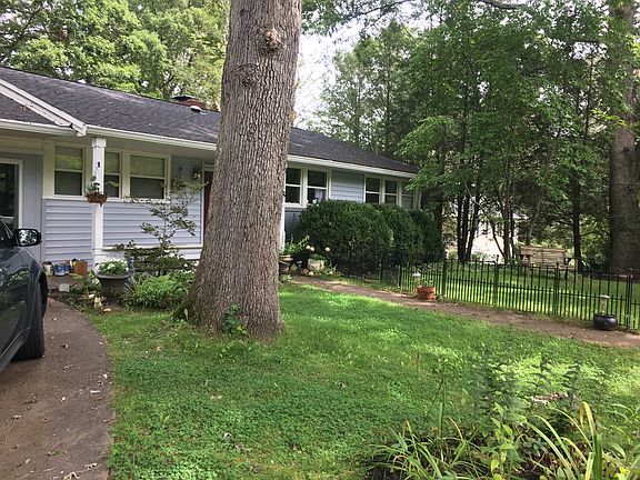 Partial fenced yard for small dog, or a quiet space to enjoy the sunset!