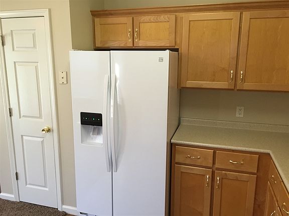 4th image of 381 Laurel Hill Cir