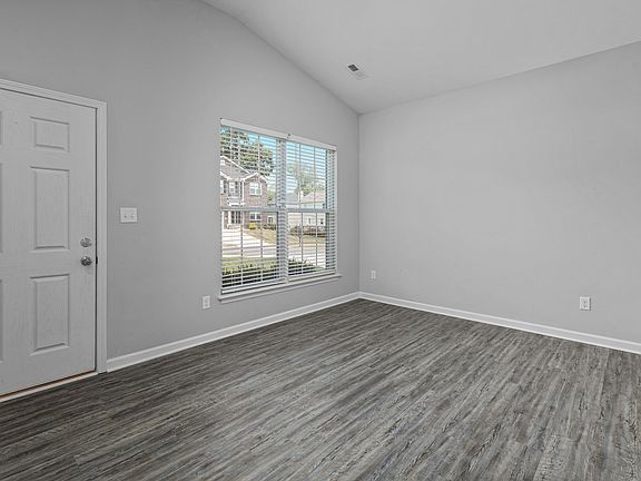 3rd image of 124 Richwood Cir