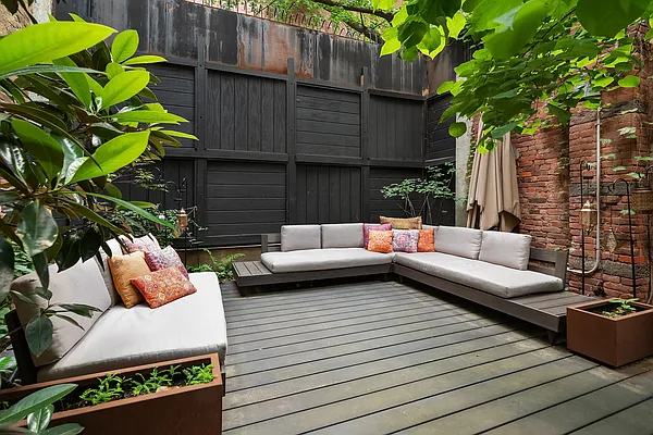 Rented by Coldwell Banker Warburg | media 12