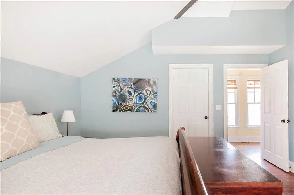 2 bed, 1.0 bath, 3430 sqft, $1,700 — Photo 2