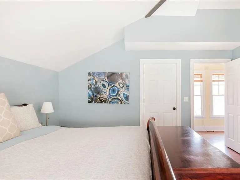 20 Hilliard St NE — Photo 2