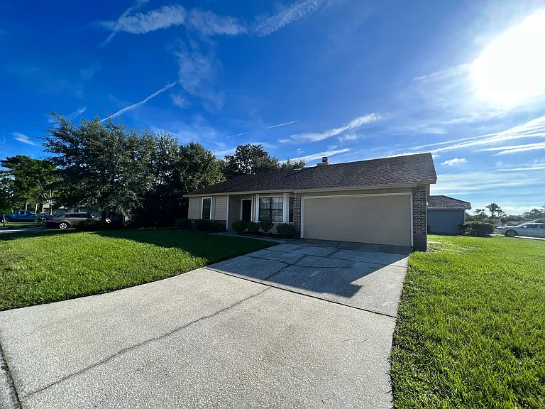 13326 Currituck Dr N — Photo 2