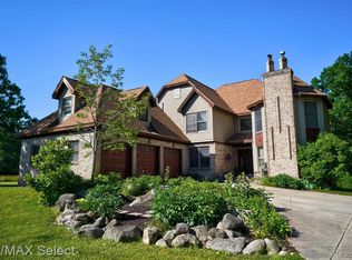 10395 Rustic Ridge Ln, Fenton, MI 48430