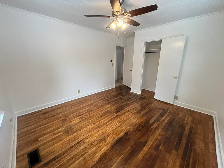 512 E Parker St — Photo 13
