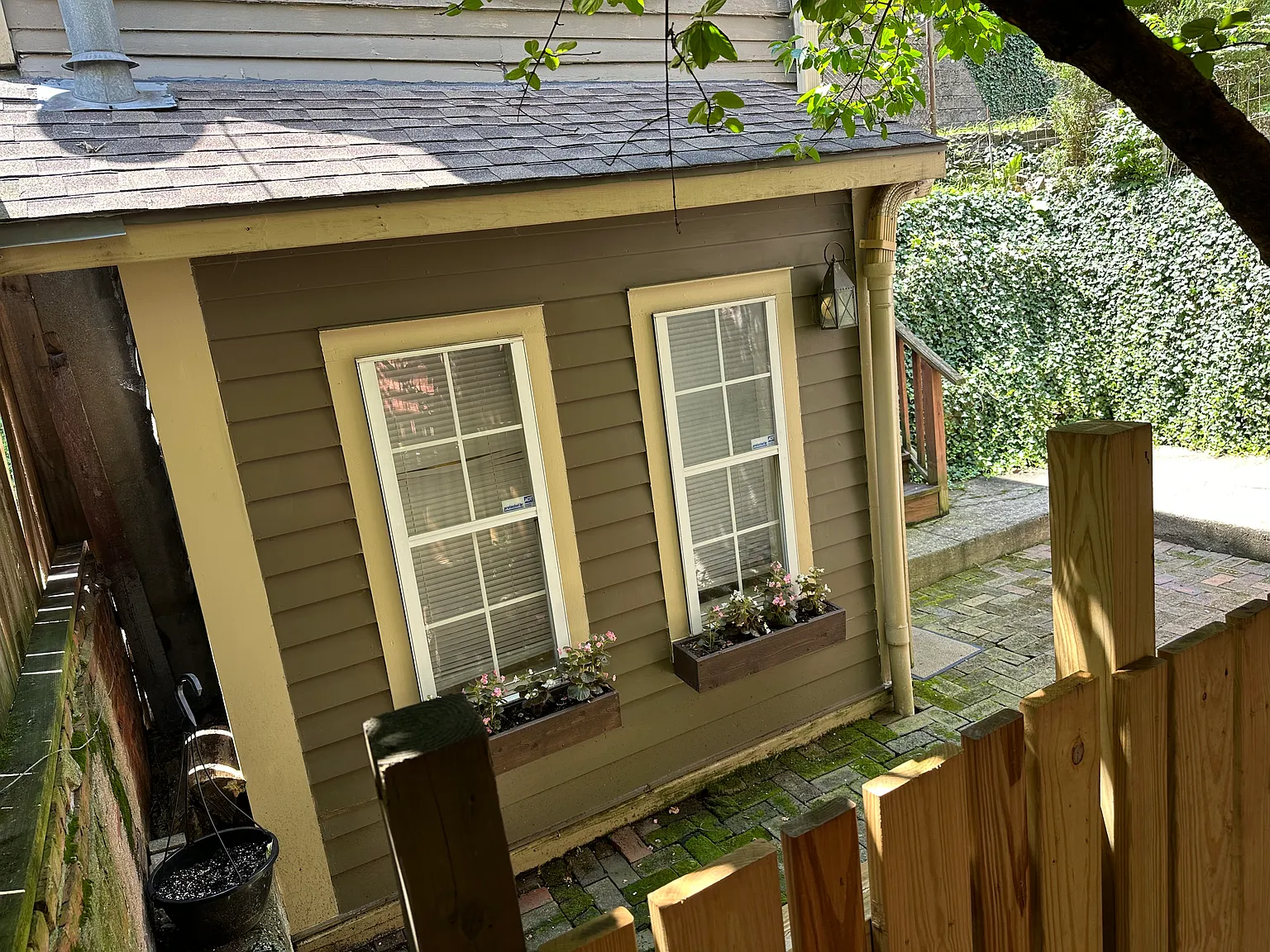 31 W Hollister St — Photo 2