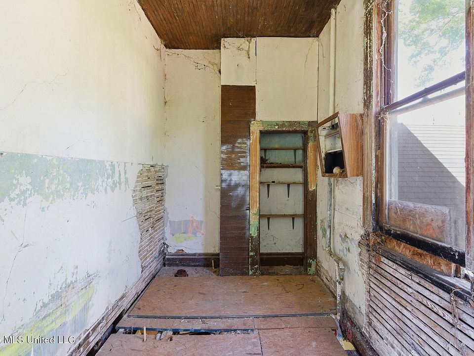22nd image of 530 Buschman St