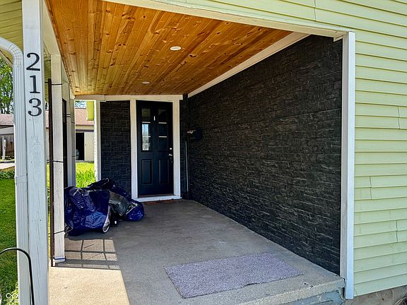 4th image of 213 Maple St