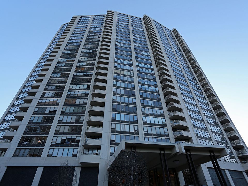 1st image of 3930 N Pine Grove Ave APT 1004
