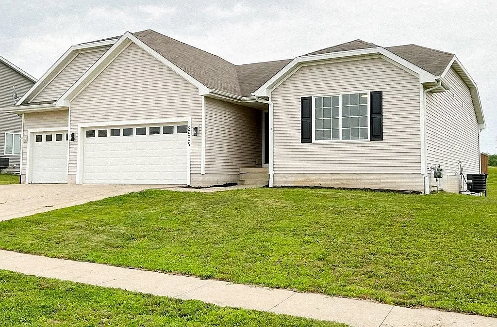 3 bed, 2.5 bath, 2800 sqft, $2,499 — Photo 1