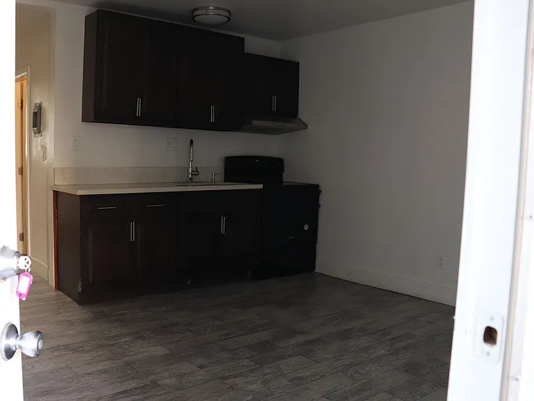 155 W 41st Pl — Photo 18