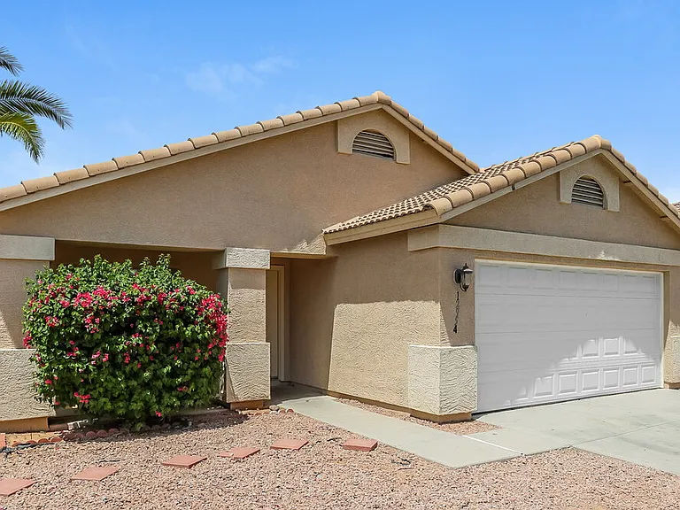 12954 W Voltaire Ave — Photo 3