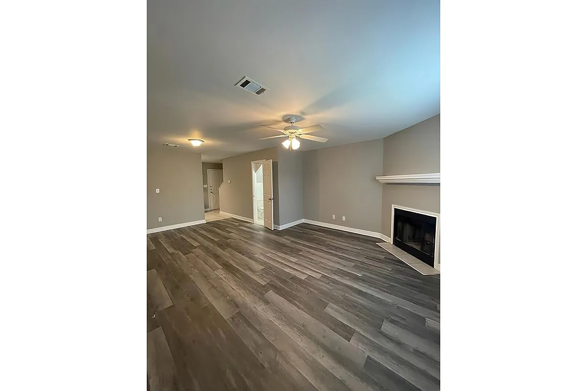 Building Photo - Royal Manor Townhomes