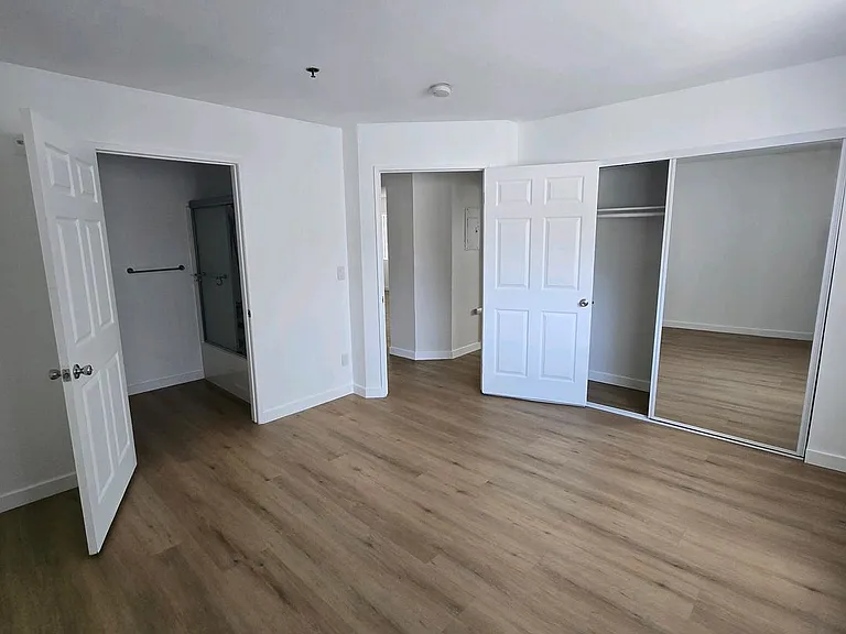 Pico-Wellesley apartments — Photo 11