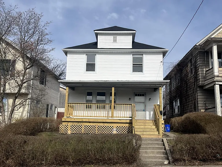 1139 Sanderson Ave — Photo 2