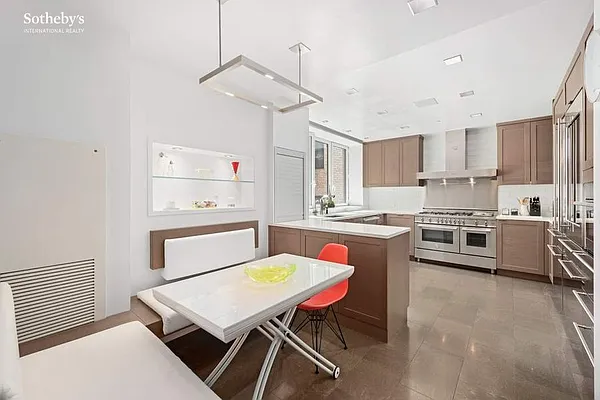 Sold by Sotheby's International Realty | media 10