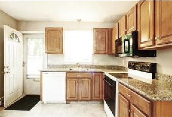 Sunny Kitchen w/ Door to Backyard