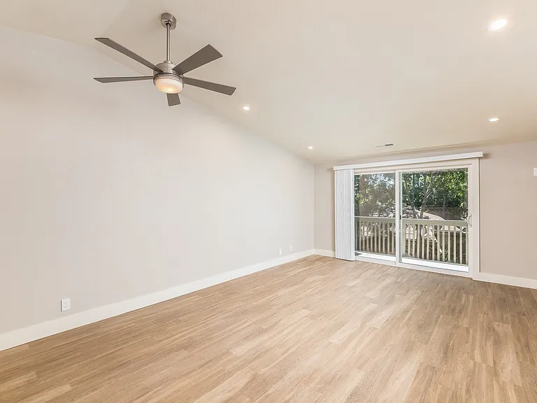 Poets Corner Apartments — Photo 39