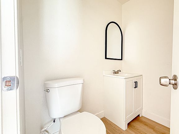 4th image of 1162 Elm Ave #29