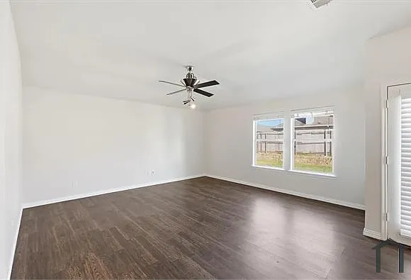 3 bed, 1885 sqft, $3,300 — Photo 2