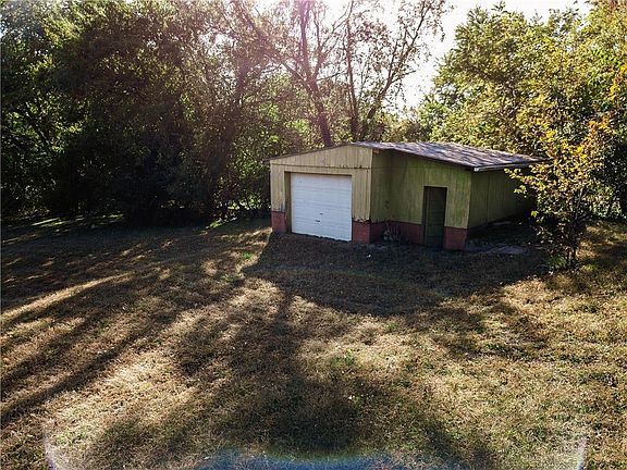 3rd image of 2720 Pear St