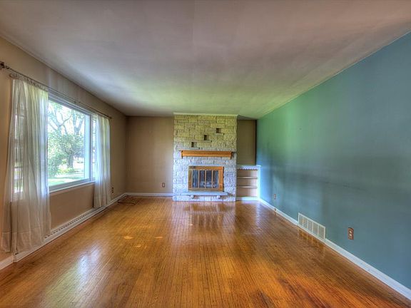 3rd image of 820 Forest Lawn Dr