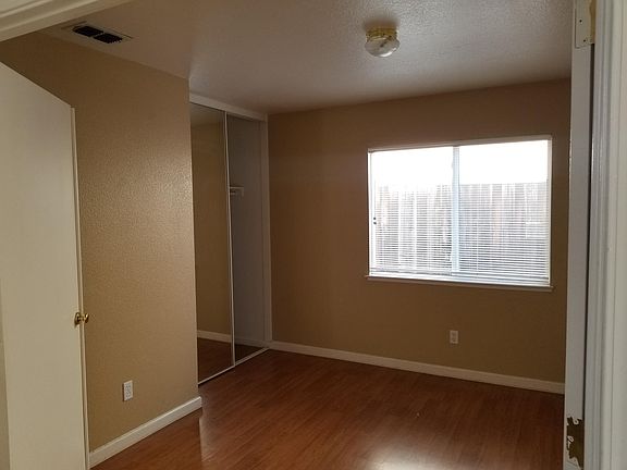 Downstairs bedroom.  Double doors. Mirrored closets. Laminat