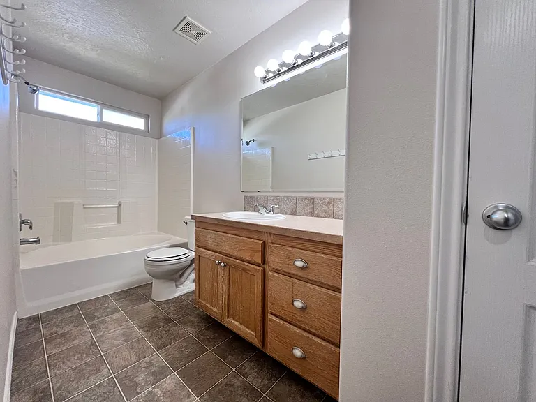 5193 N Toscana Ave — Photo 16