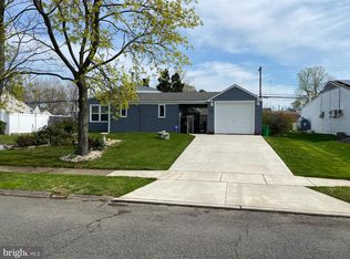 35 Indian Park Rd, Levittown, PA 19057