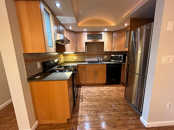 5th image of 55 Broadlawn Park Suite 20