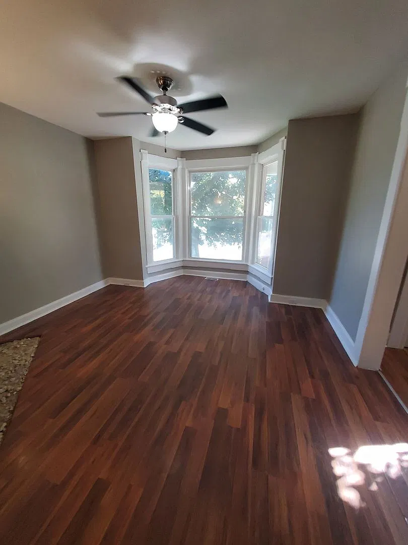 3 Bedroom 1.5 bath - very large bathtub — Photo 3