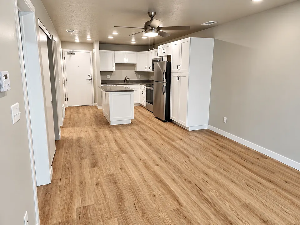 1032 E 400 S